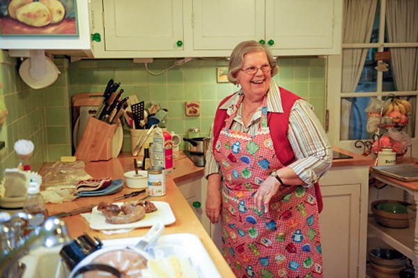 ältere Dame lachend in der Küche